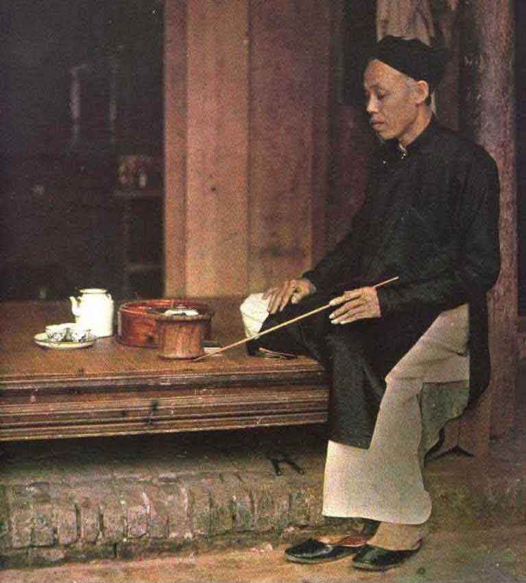 Употребление чая сопровождалось в Китае курением табака и опиума, завезённых европейцами.