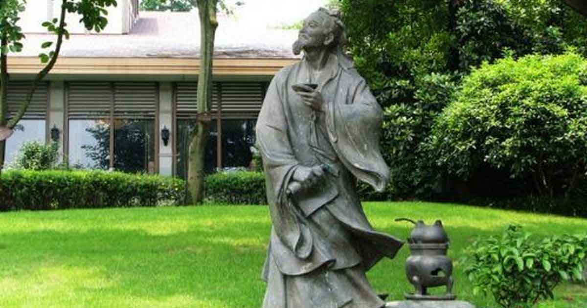 Статуя Лу Юя в музее чая