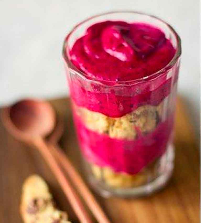 Шоколадный рулет с черносмородиновым муссом