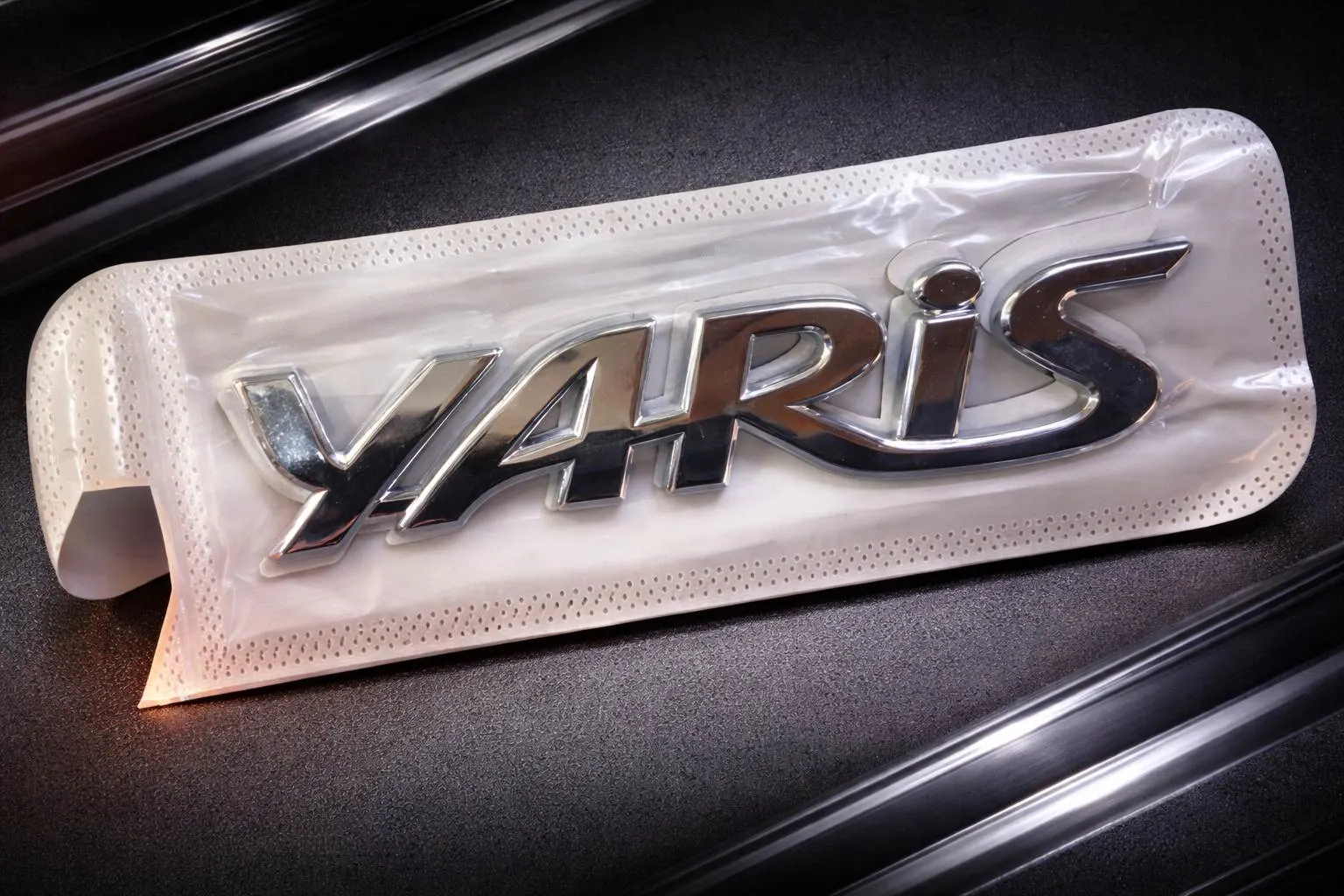 logo emblema YARIS - Imagen 2