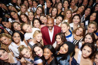 Steve Harvey with the Miss Universe contestants 2015
