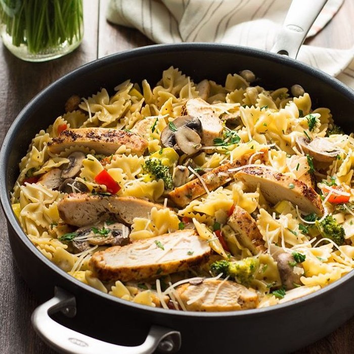 Pulë Alfredo me Perime Pranverore