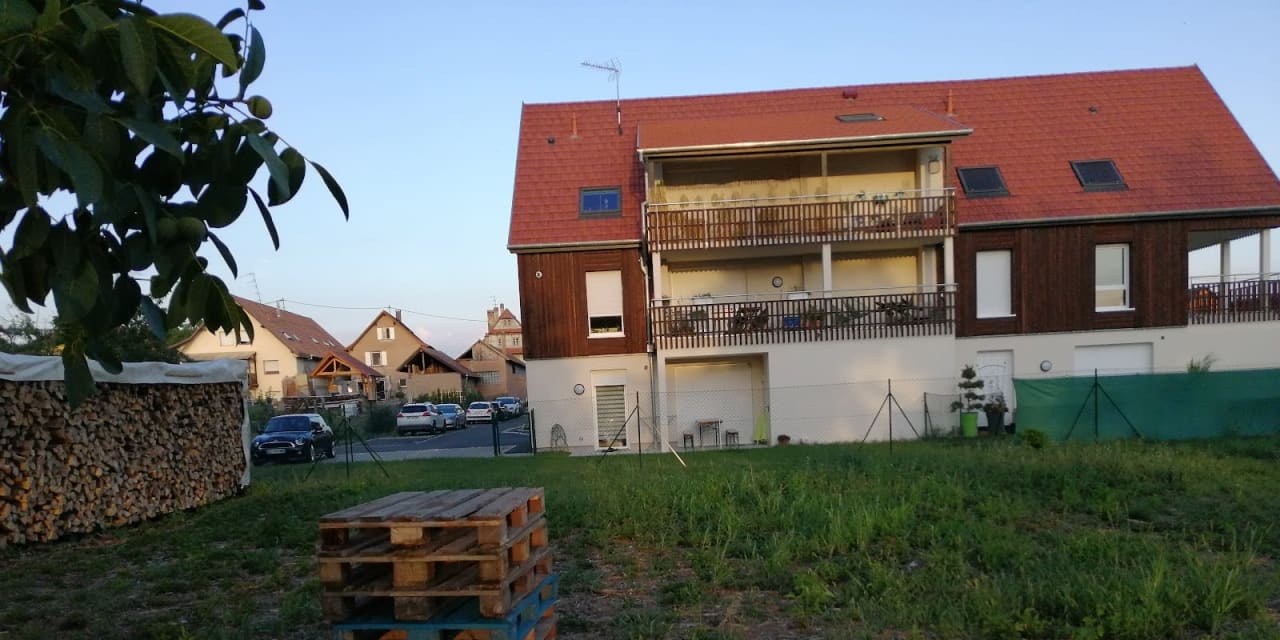 Toiture en tuiles rouges sur maison