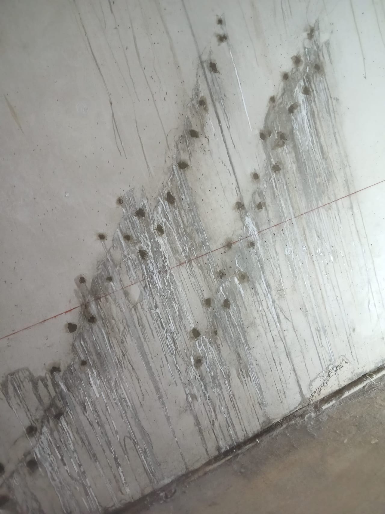 Injection de résine sur une paroi en béton