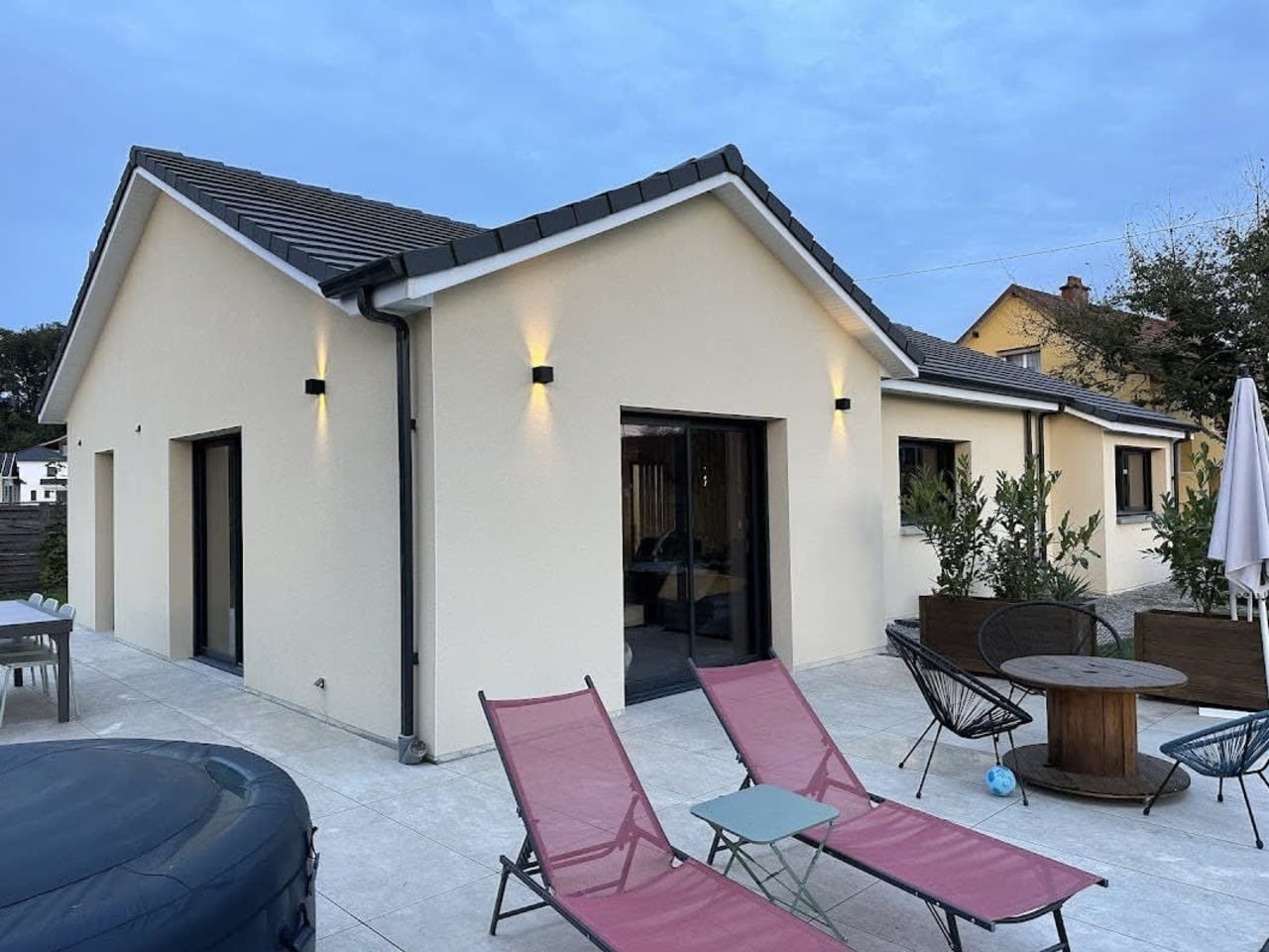 Construction neuve : terrasse et jardin