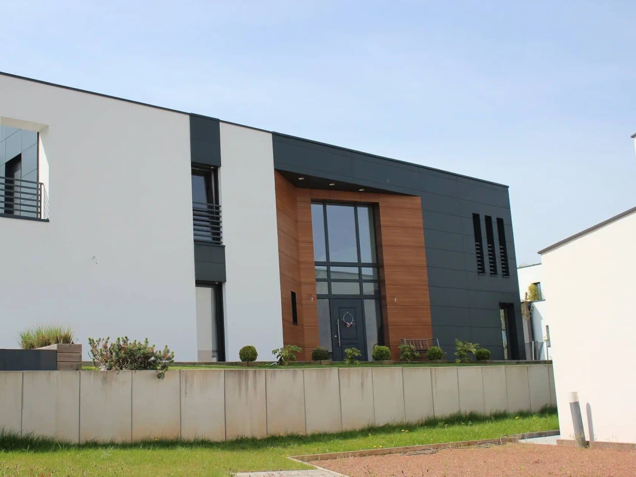 Construction neuve : maison contemporaine vue jardin
