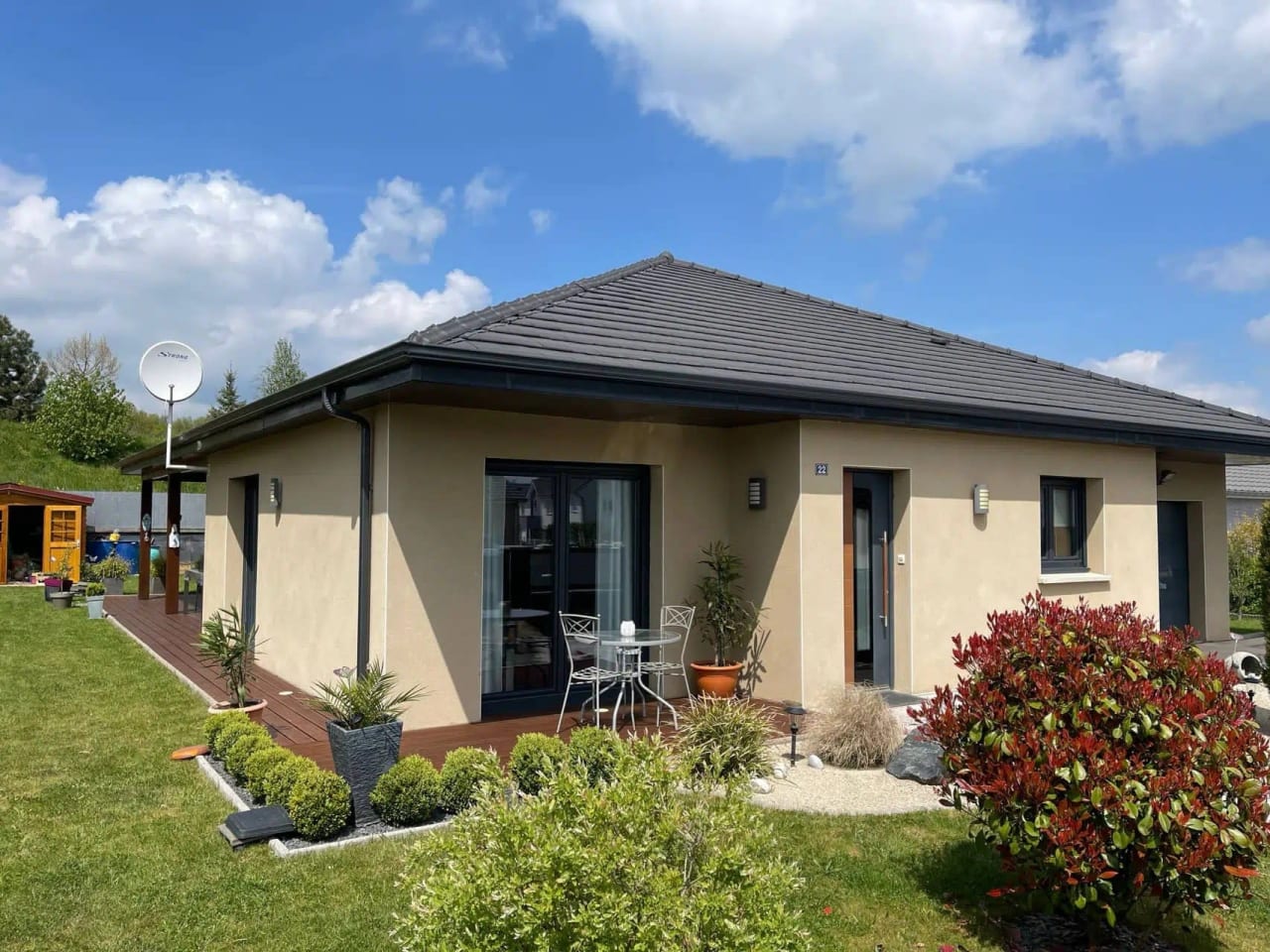 Construction neuve : maison de plain-pied avec jardin amenage