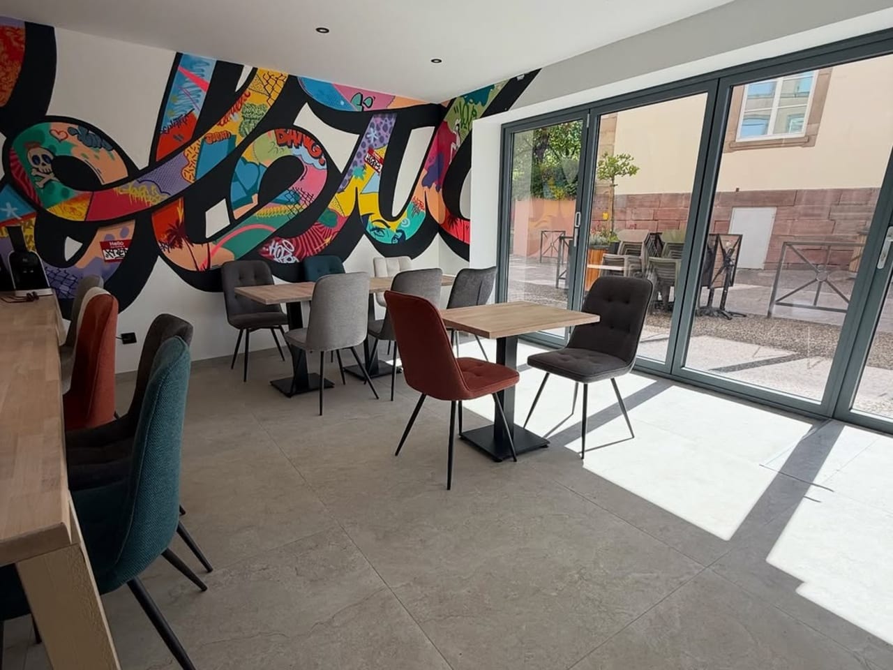 Rénovation complète : restaurant livré avec carrelage 100x100