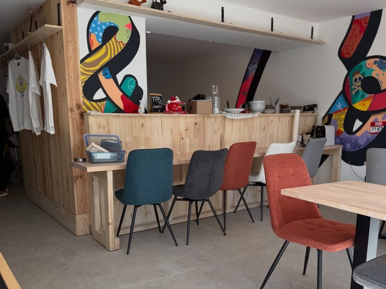 Rénovation complète : comptoir bois et salle livrée