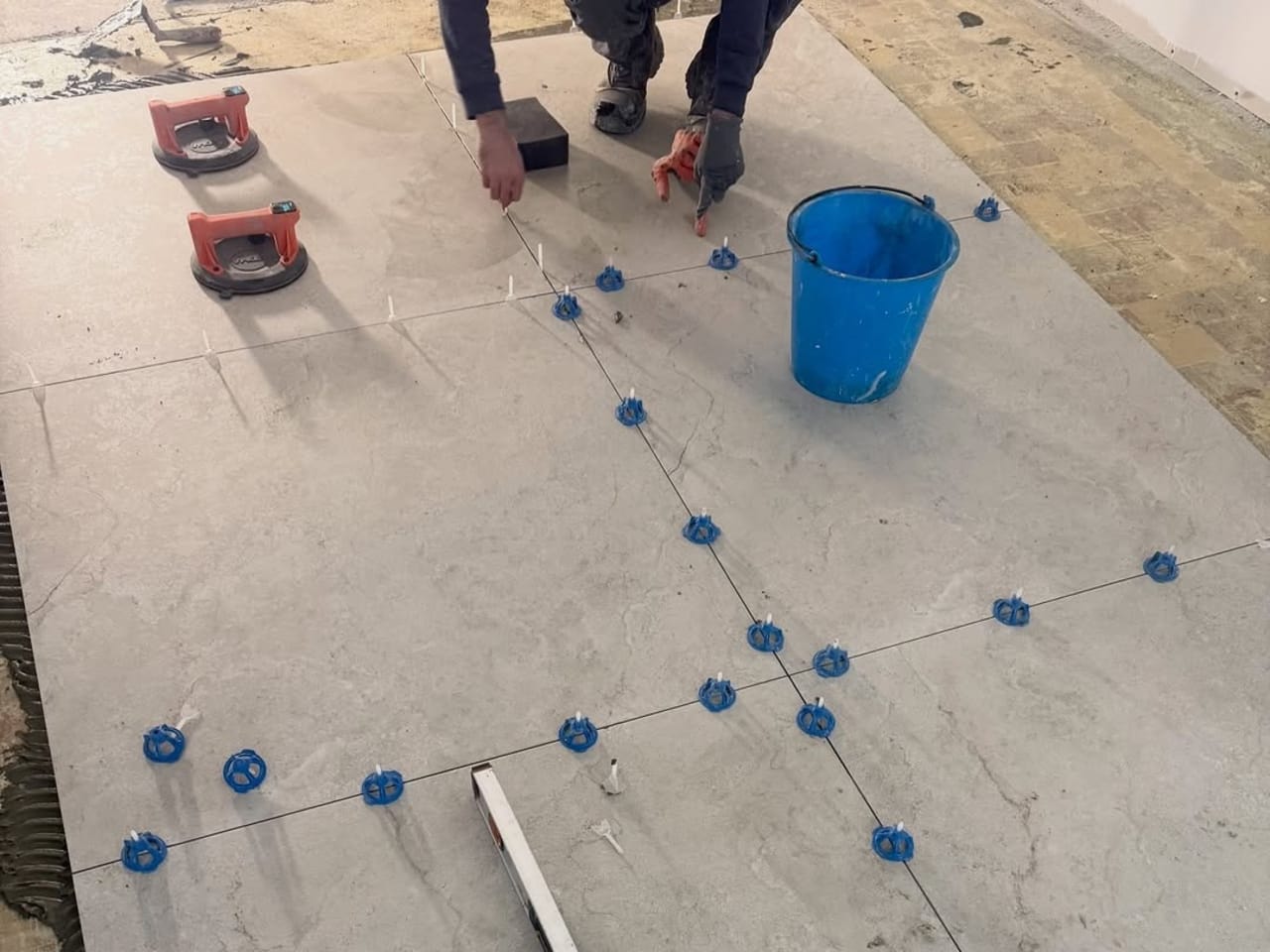 Pose de carrelage grand format avec cales de nivellement