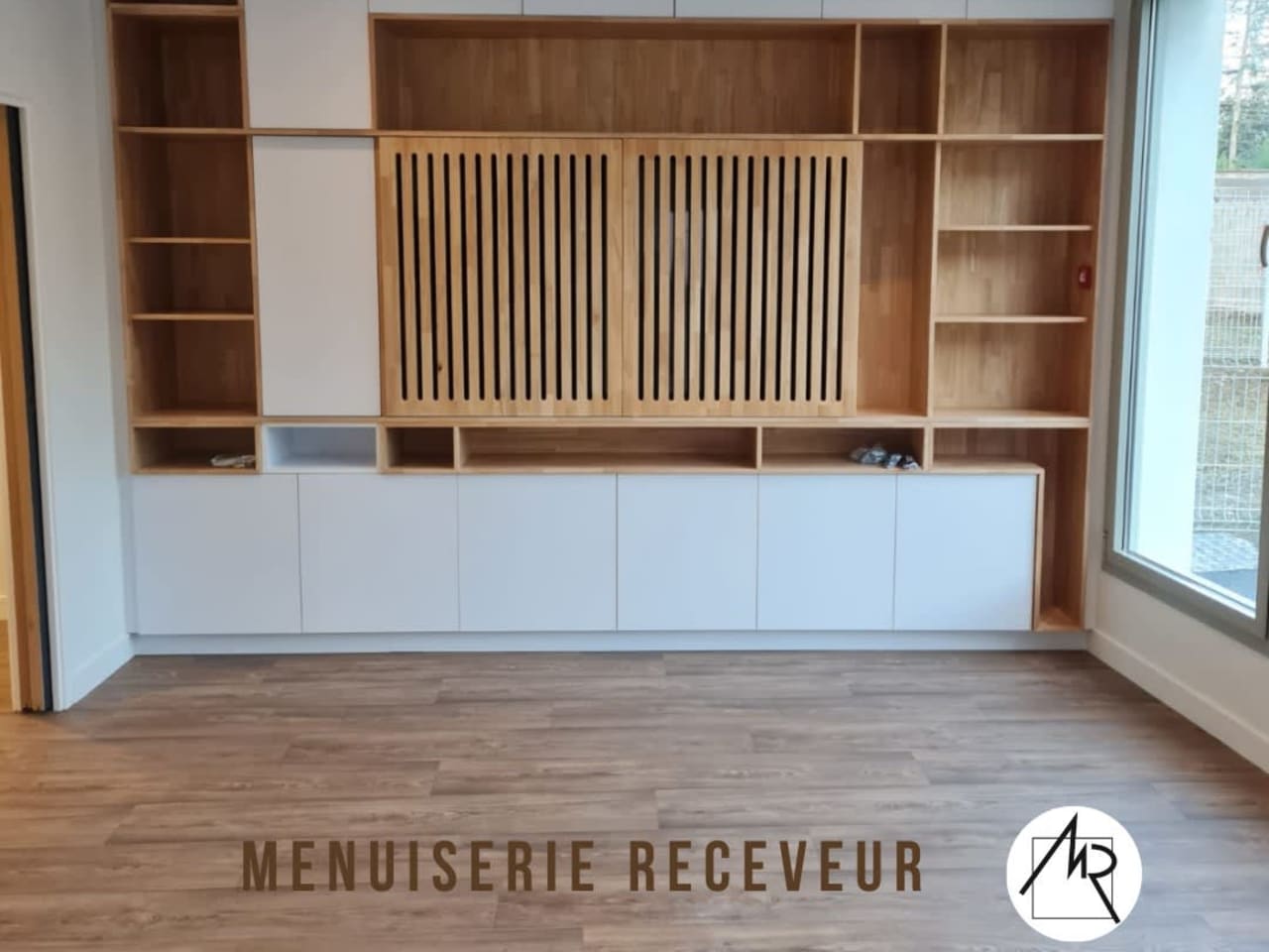 Meuble TV mural avec claustra bois