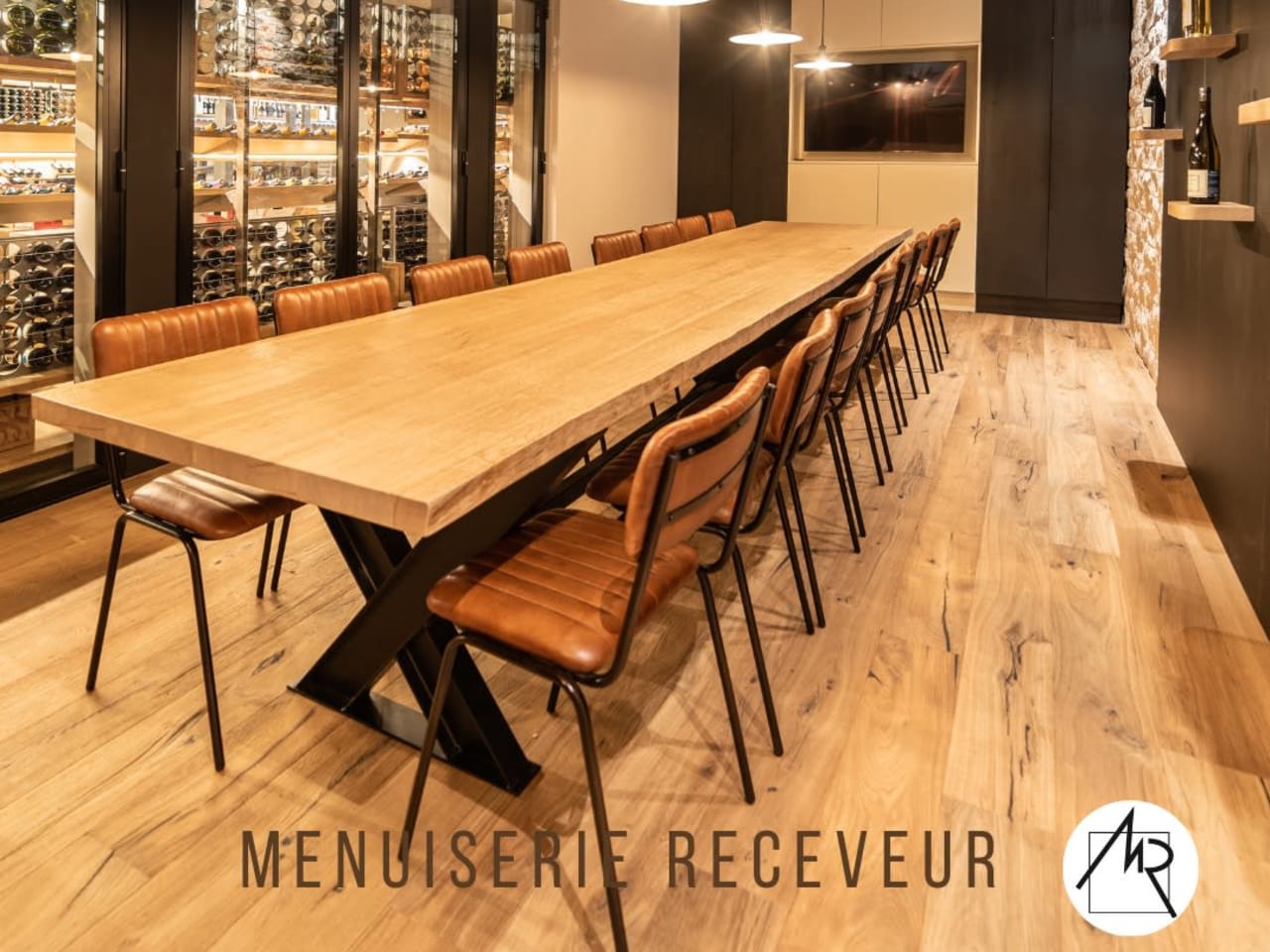 Table de banquet et cave à vin vitrée