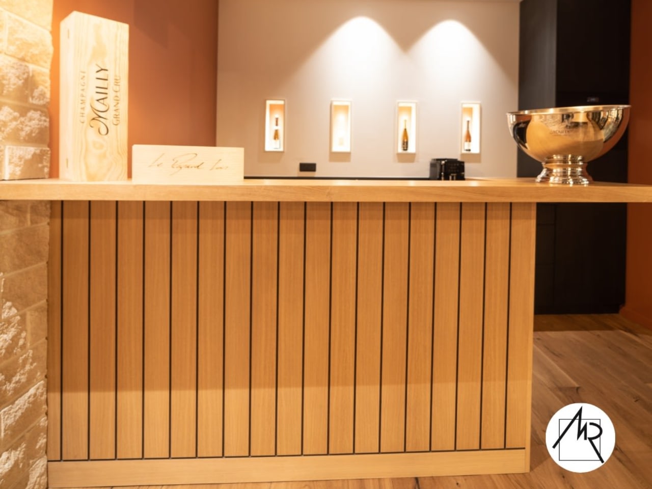 Comptoir de boutique en bois cannelé