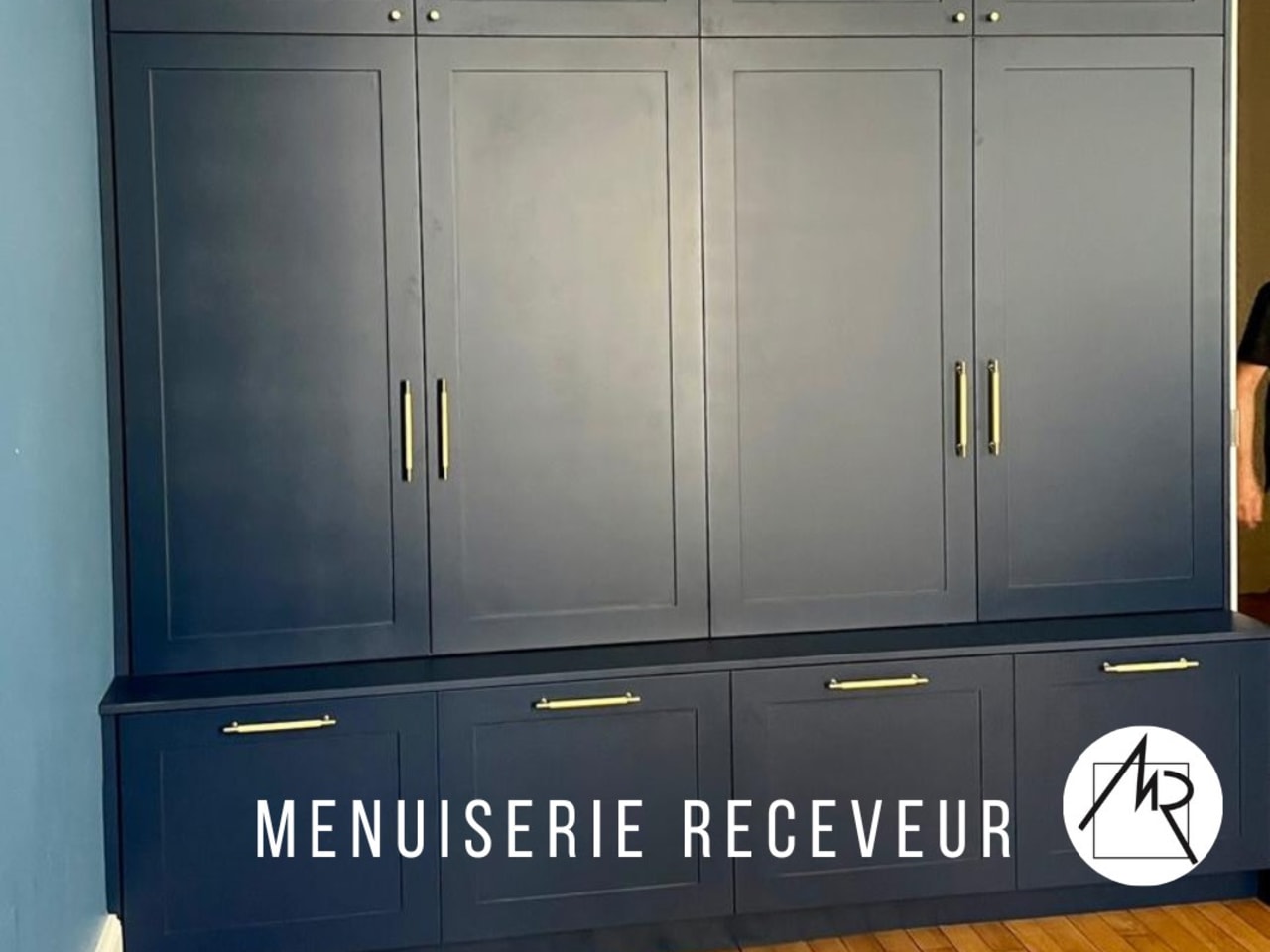 Dressing toute hauteur, façades bleu nuit