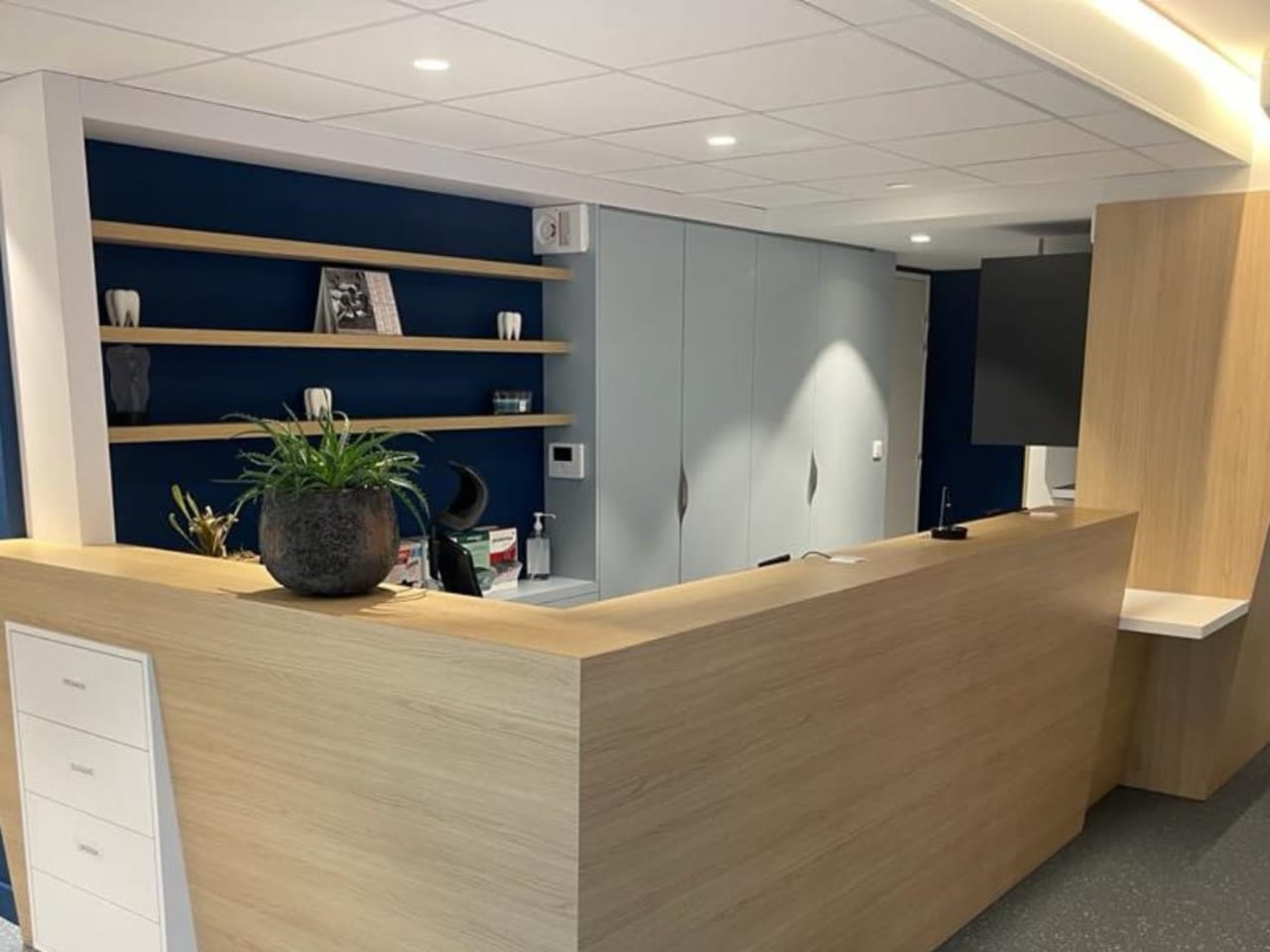 Banque d'accueil en bois clair