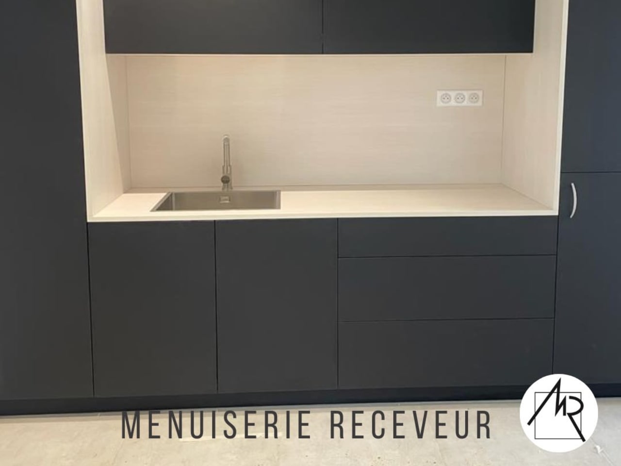 Cuisine anthracite, niche évier encadrée