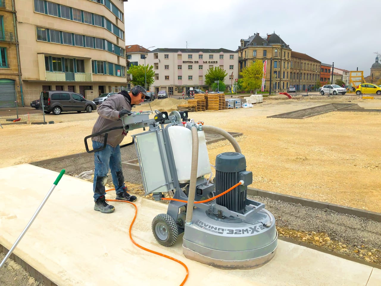 Ponçage d'une dalle béton en extérieur