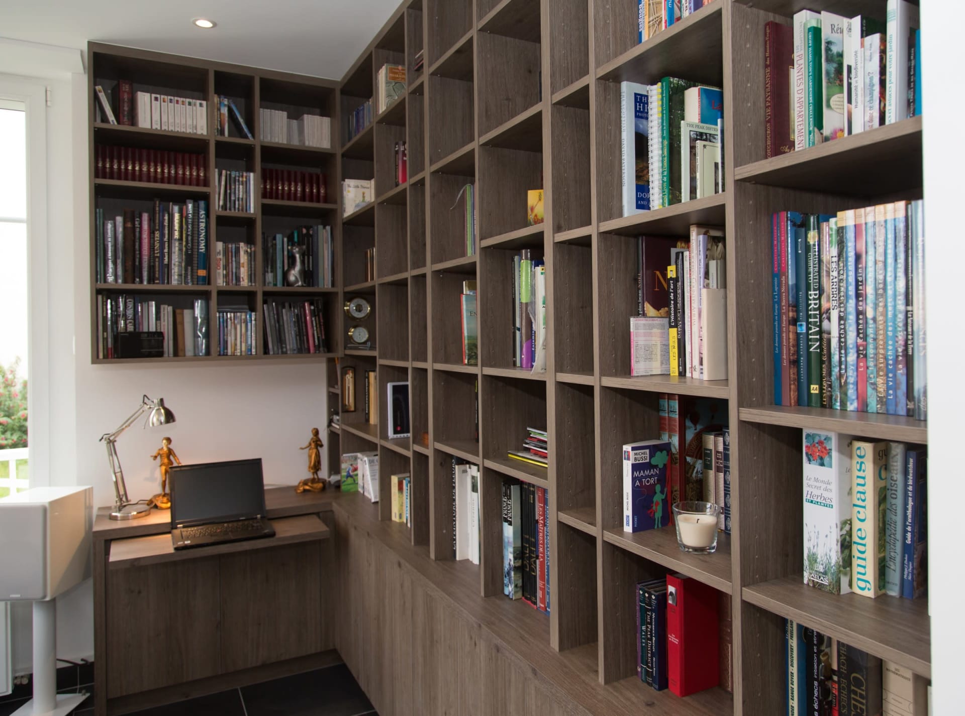 Bibliothèque d'angle avec bureau intégré