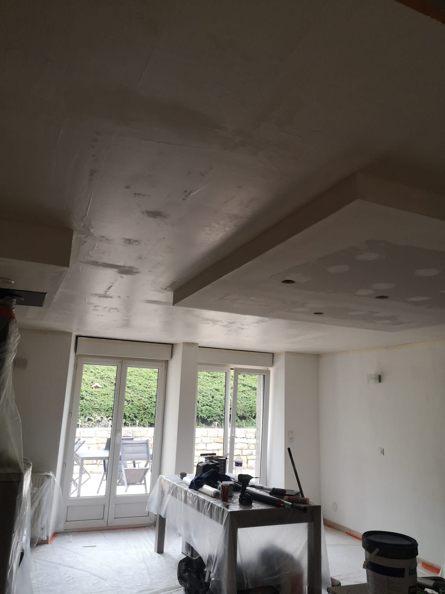 Finition plafond et cloisons en cours