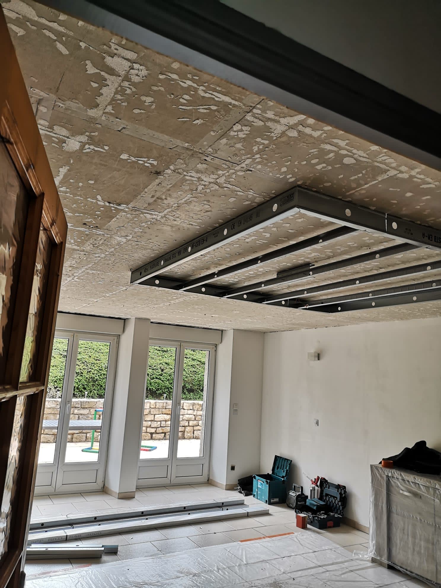 Faux plafond suspendu en cours de pose