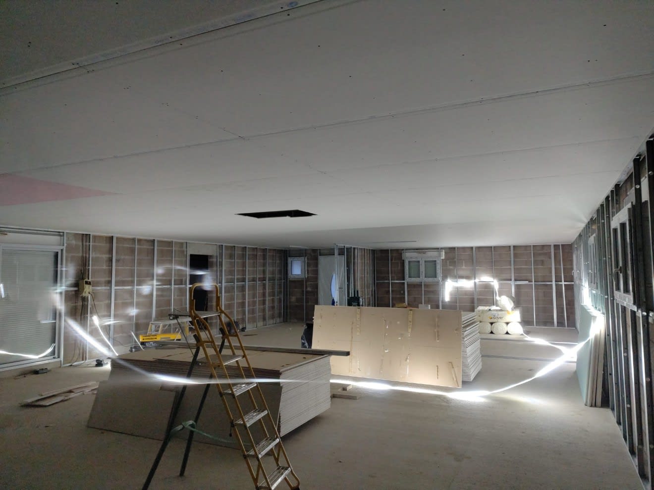 Plafond et cloisons en plaques de plâtre, chantier en cours
