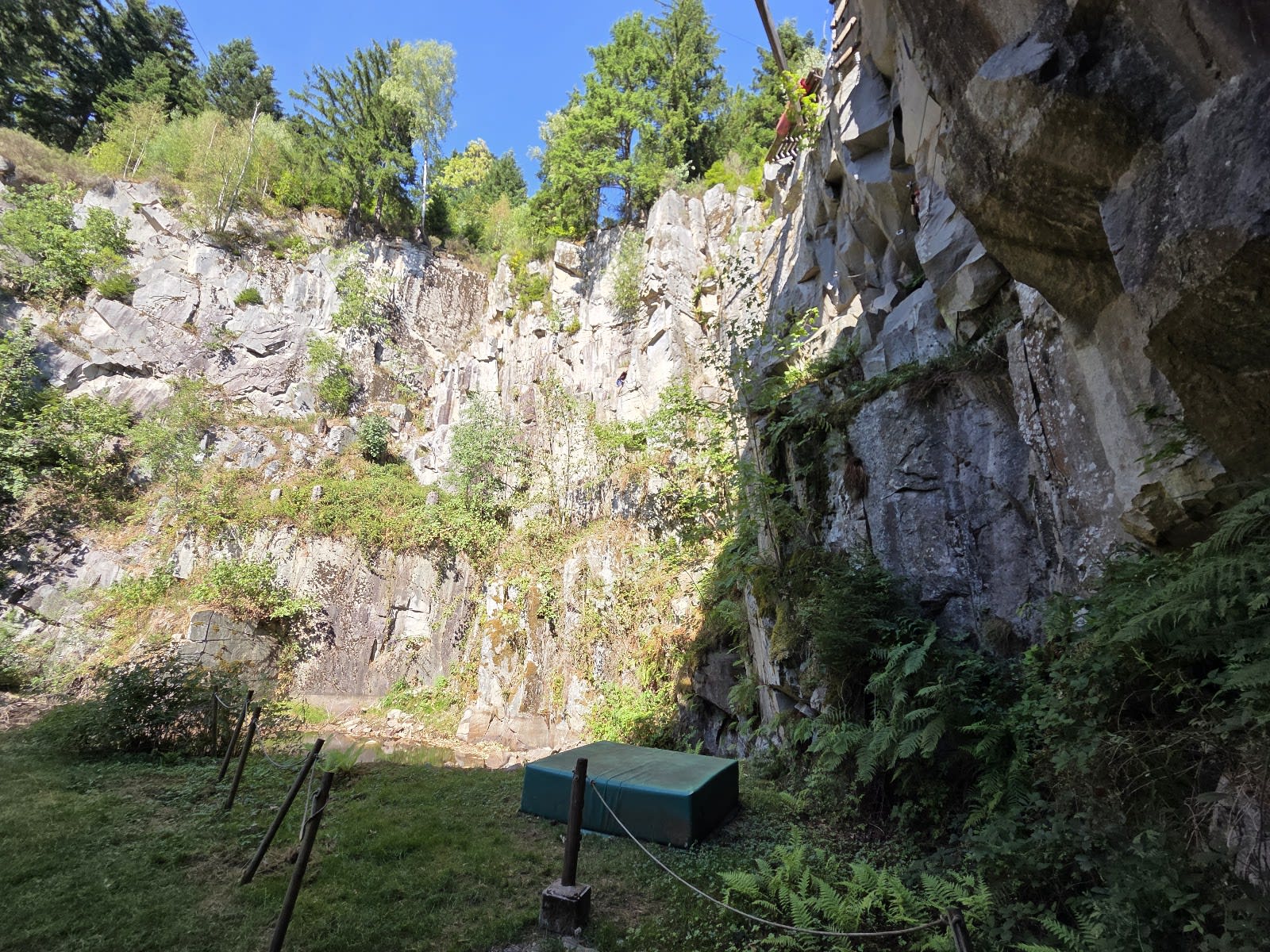 Installation de via ferrata en falaise