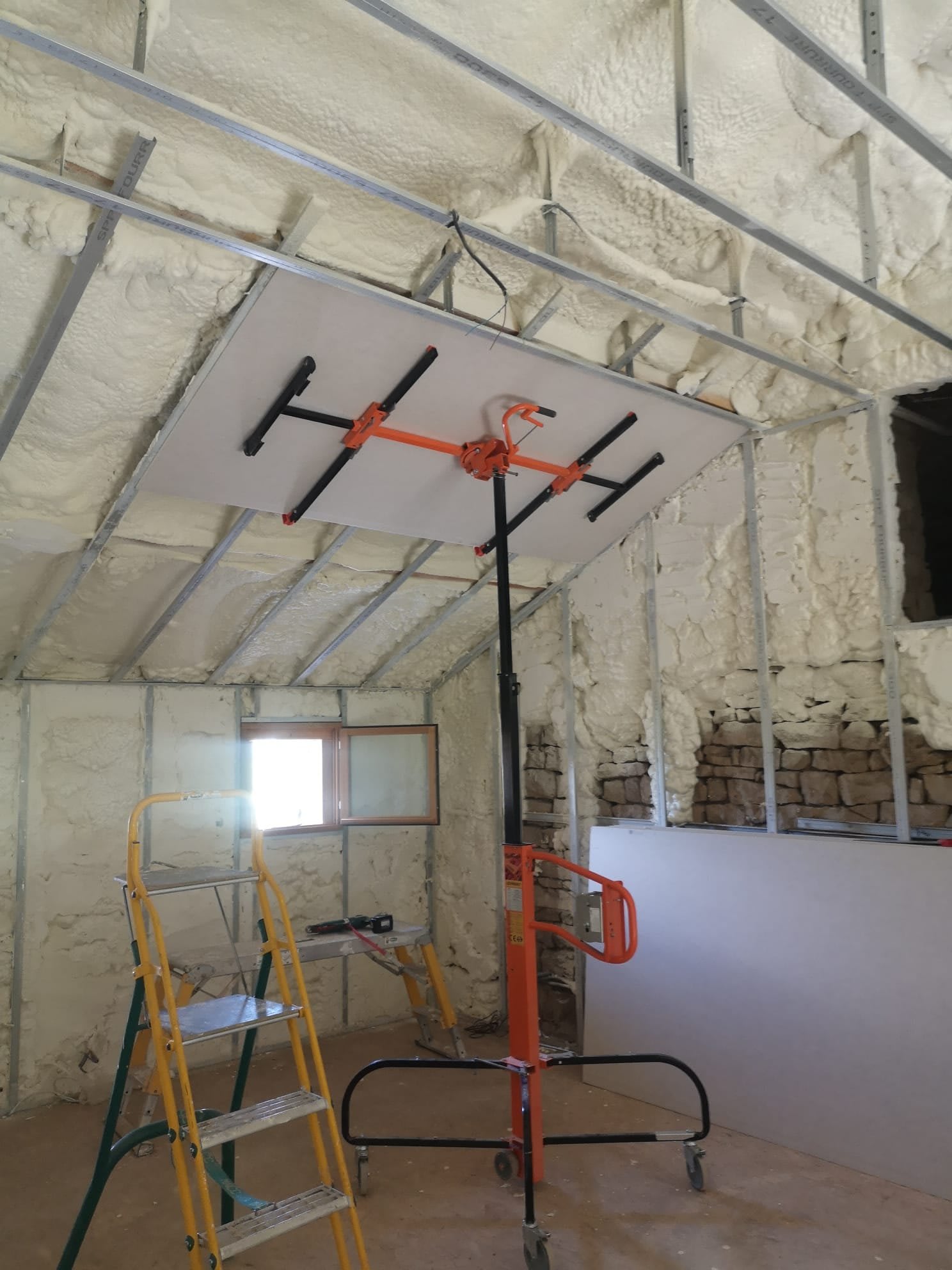 Levage d'une plaque au plafond