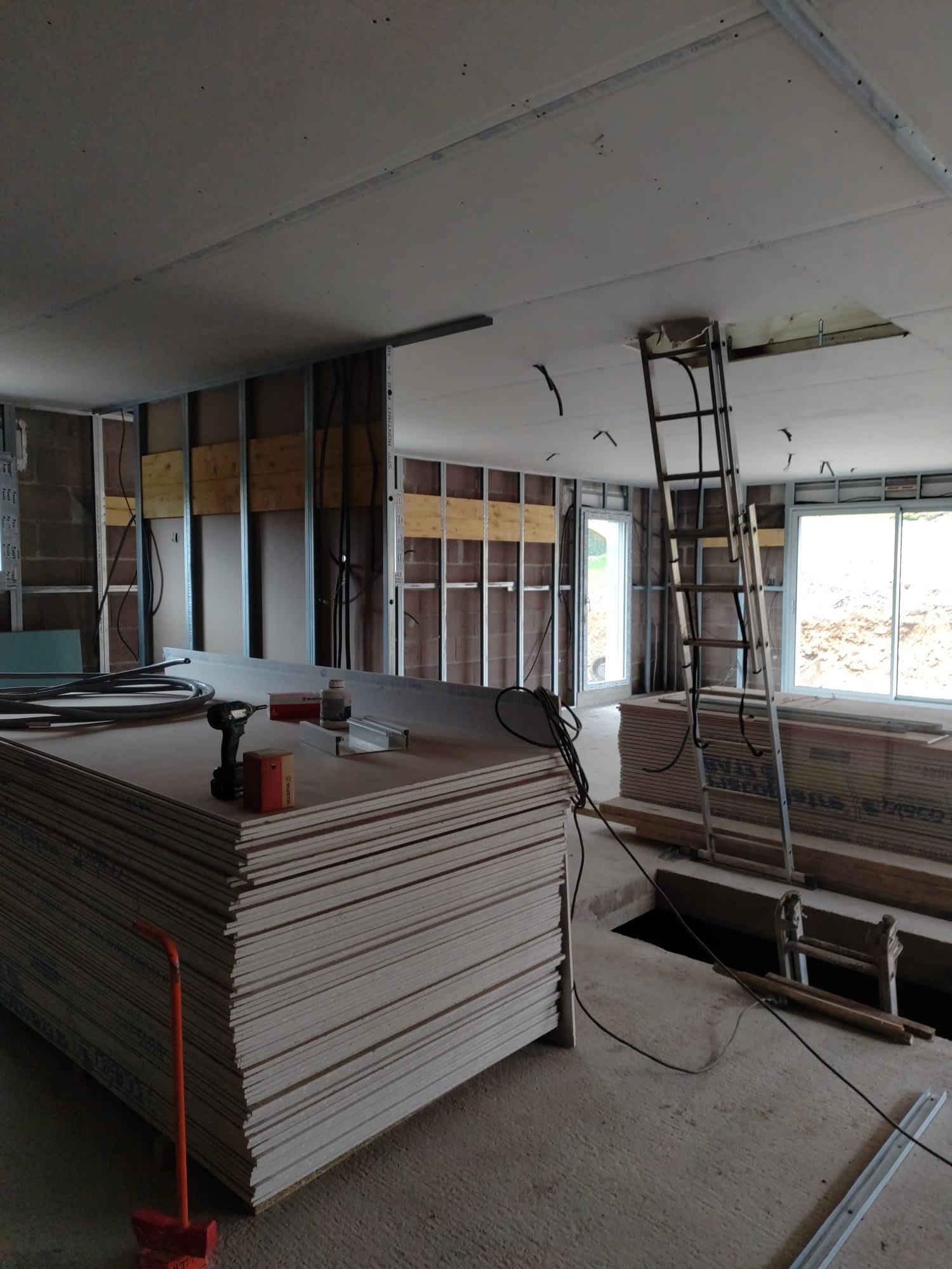 Plaques de plâtre livrées sur le chantier