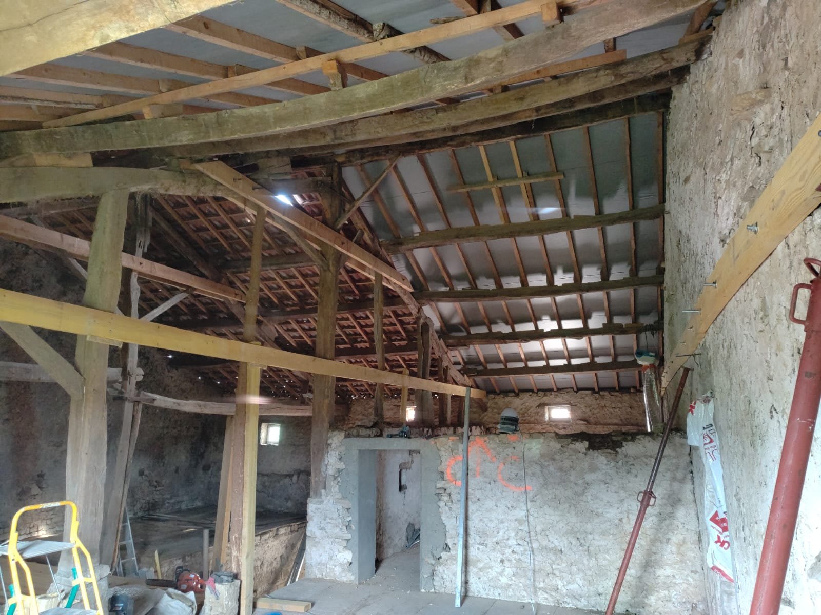 Charpente et murs en pierre avant travaux