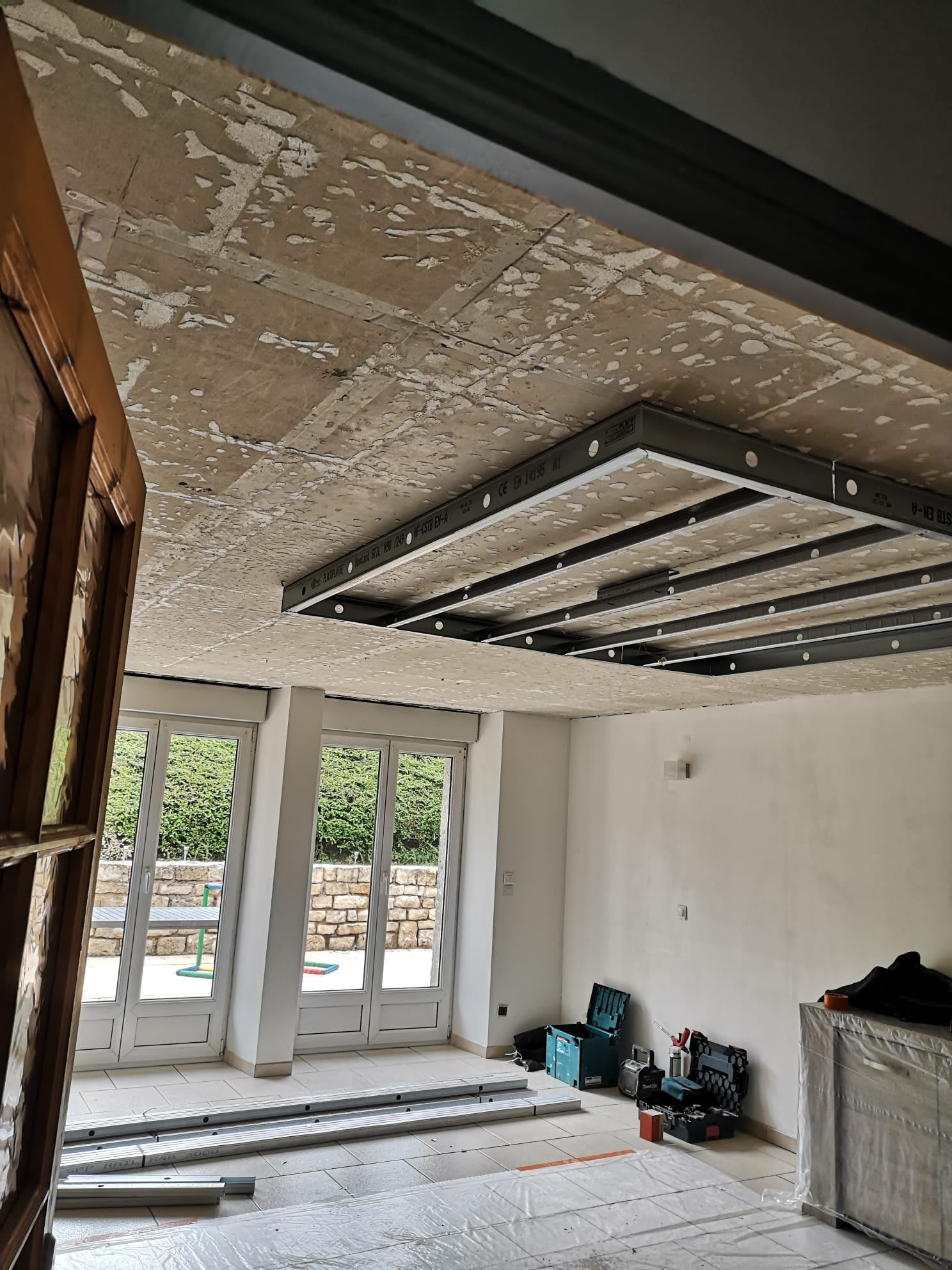 Faux plafond en cours de création