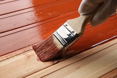 Application de peinture sur plancher bois