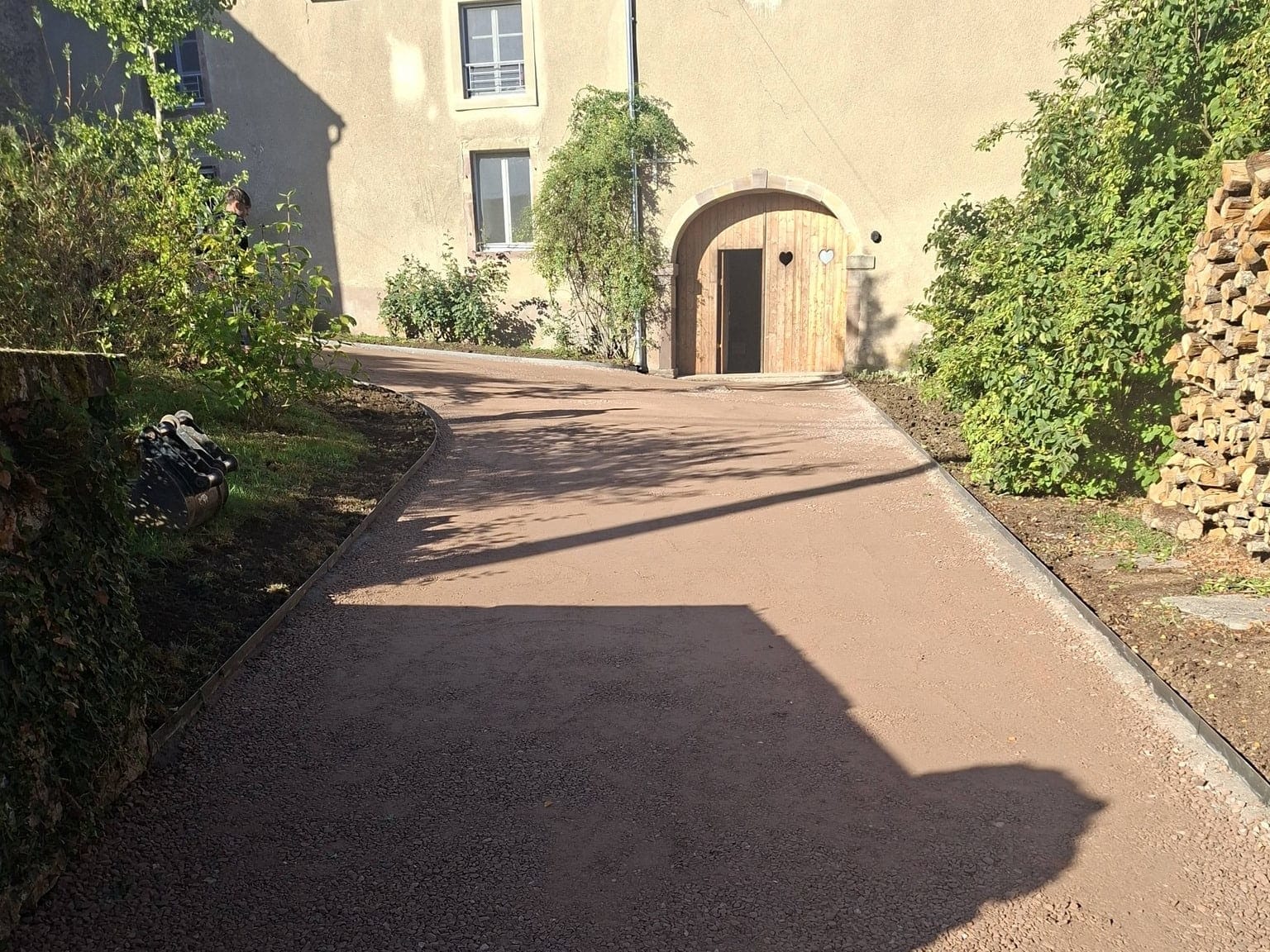 Allée d'accès en gravillons ocre