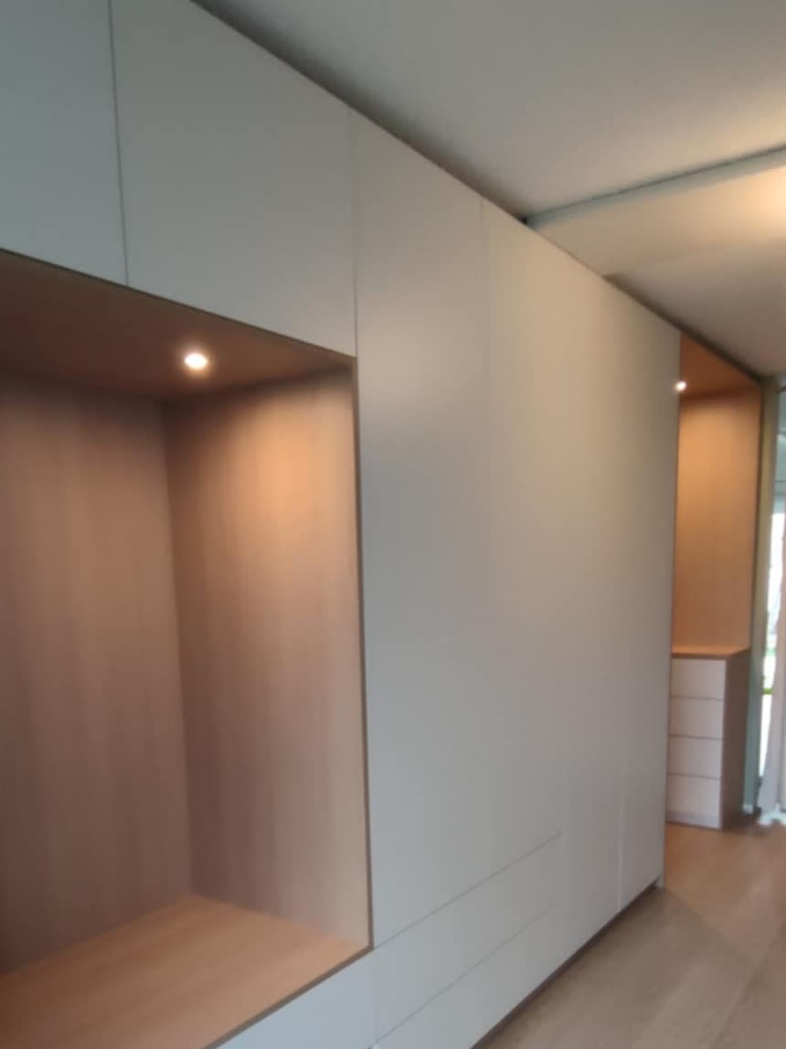 Meuble d'entrée sur mesure avec niche bois éclairée et rangements