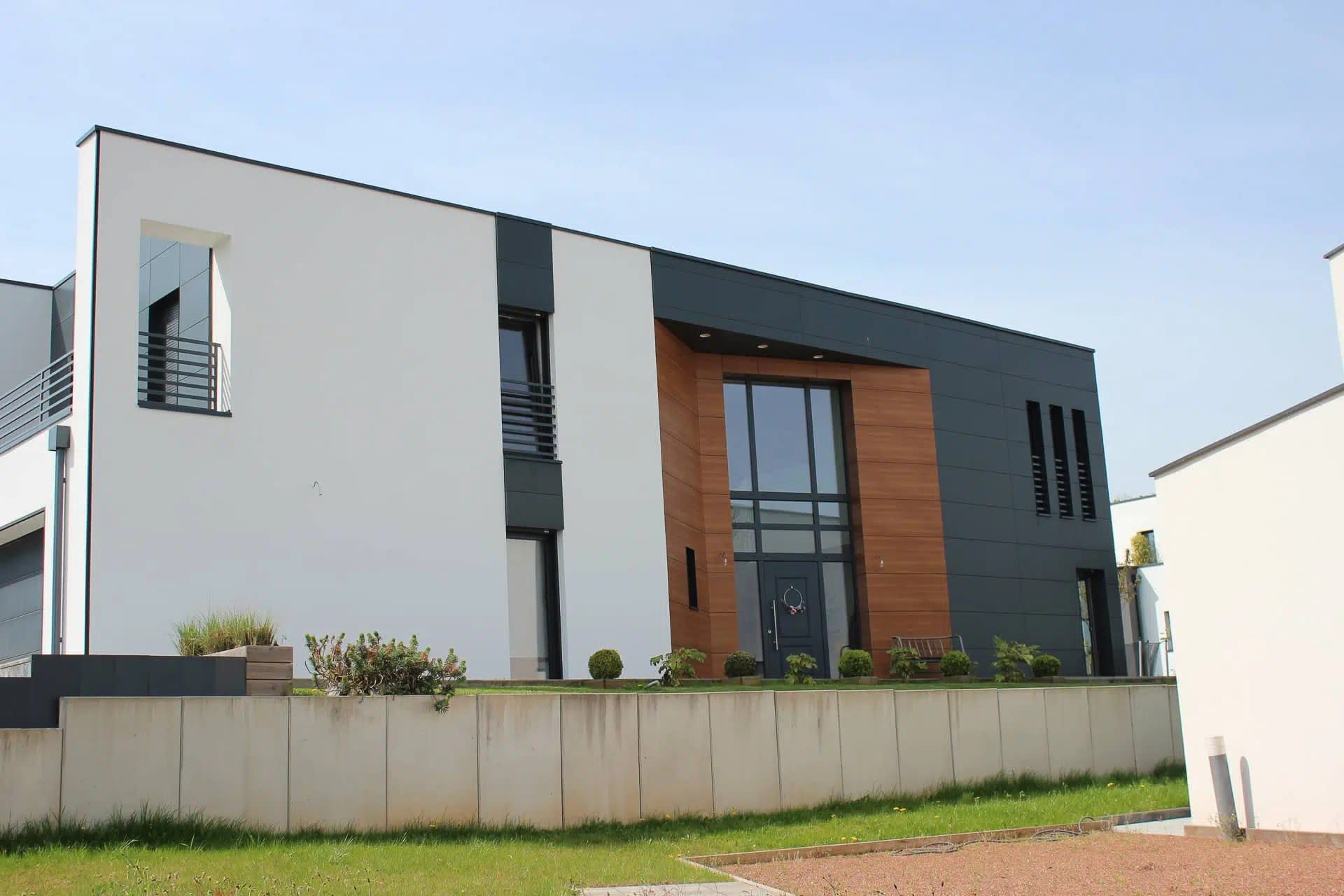 Construction neuve — maison contemporaine vue jardin