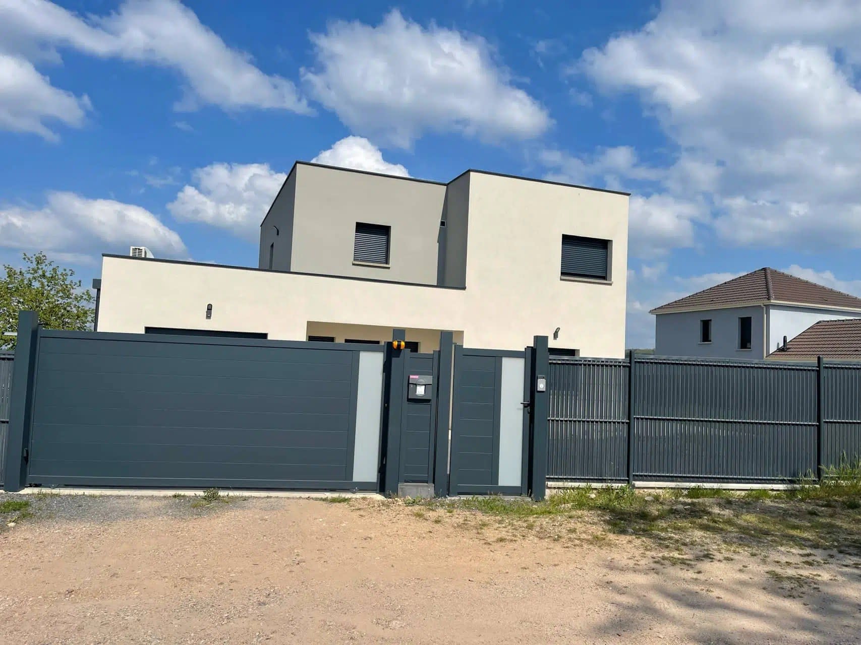 Construction neuve — maison avec portail