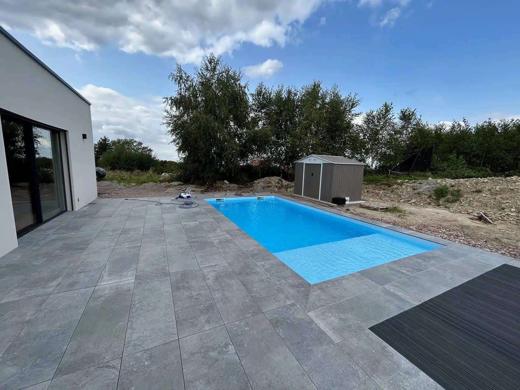 Construction et piscine — bassin et terrasse carrelée
