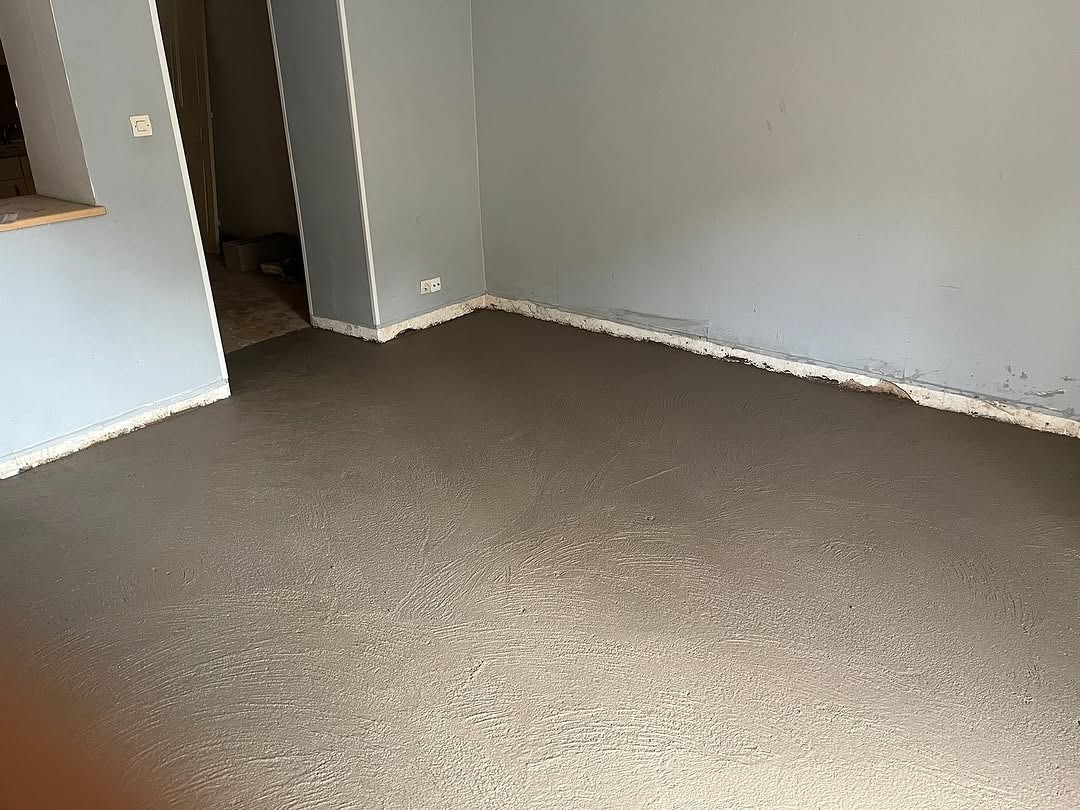 Rénovation — chape lissée prête à revêtement