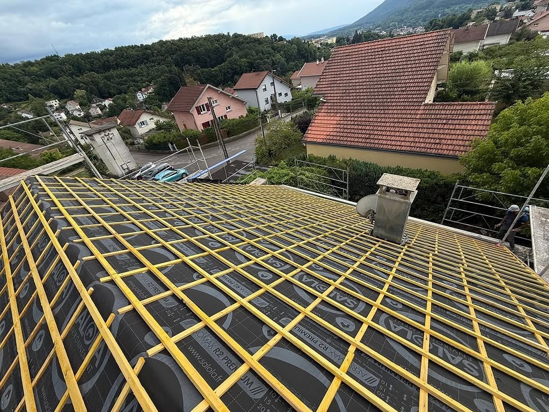 Réfection de toiture — lattage et sous-toiture en cours