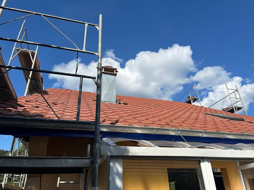 Réfection de toiture — pose des tuiles avec échafaudage