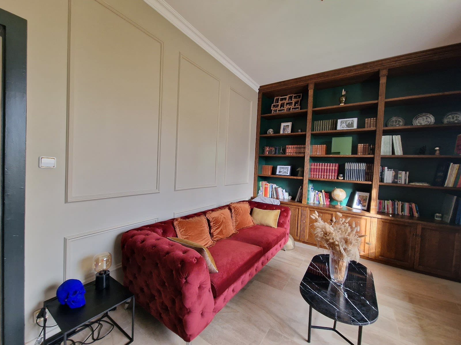 Bibliothèque et moulures, salon cosy
