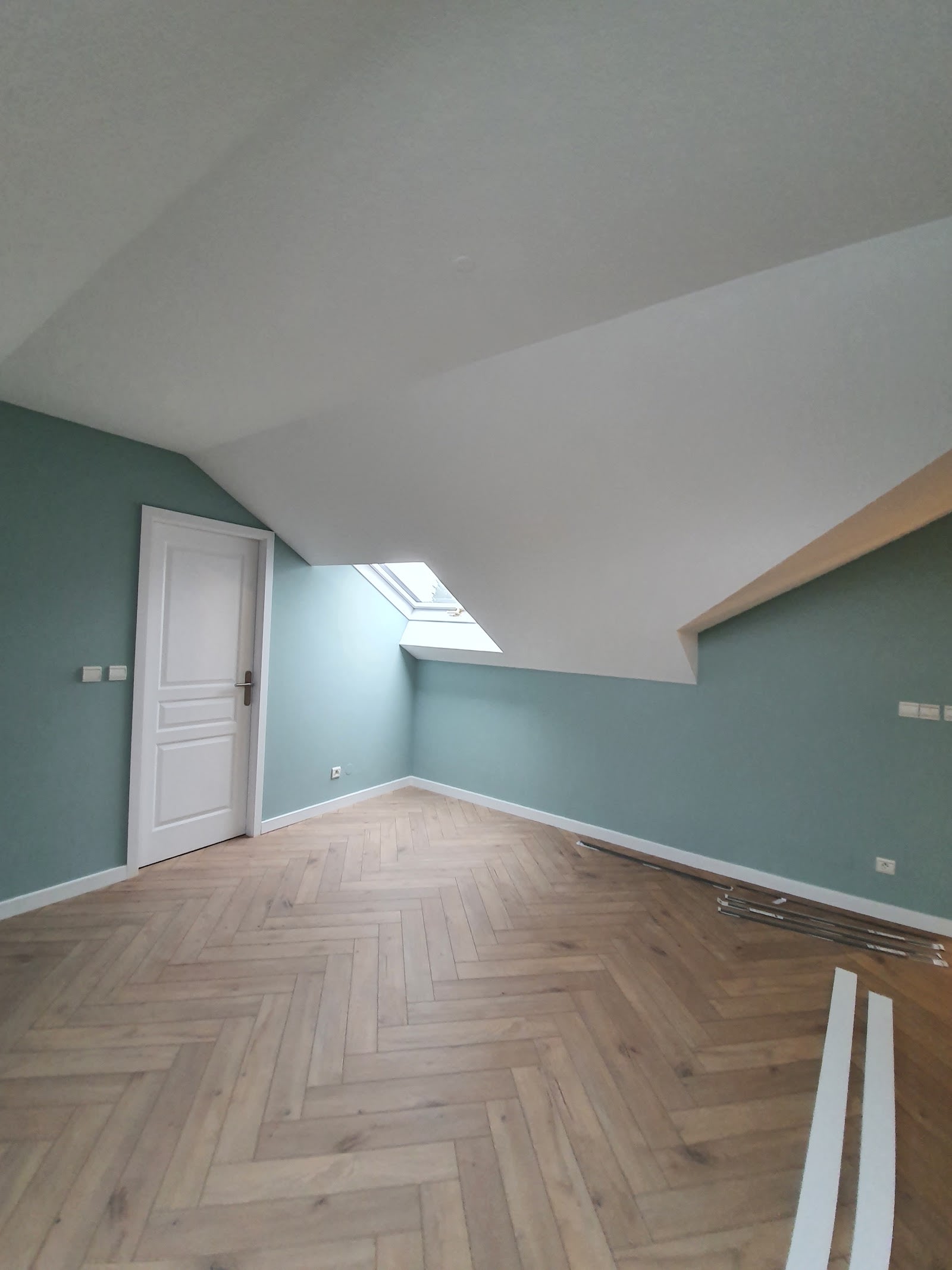 Combles : vert sauge et parquet chevrons