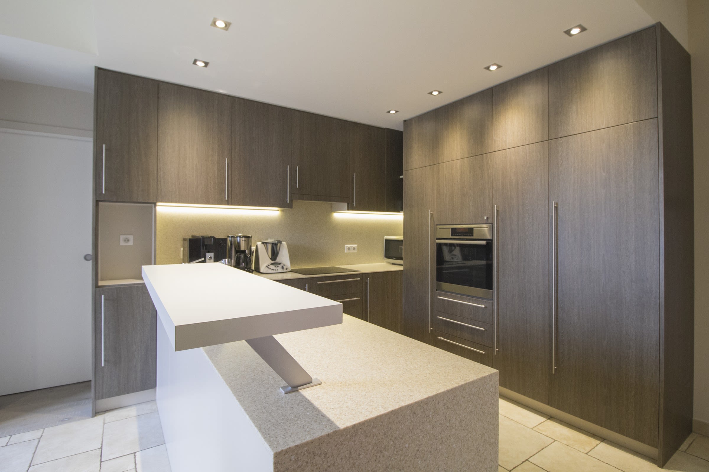 Cuisine avec îlot central, finition bois fumé