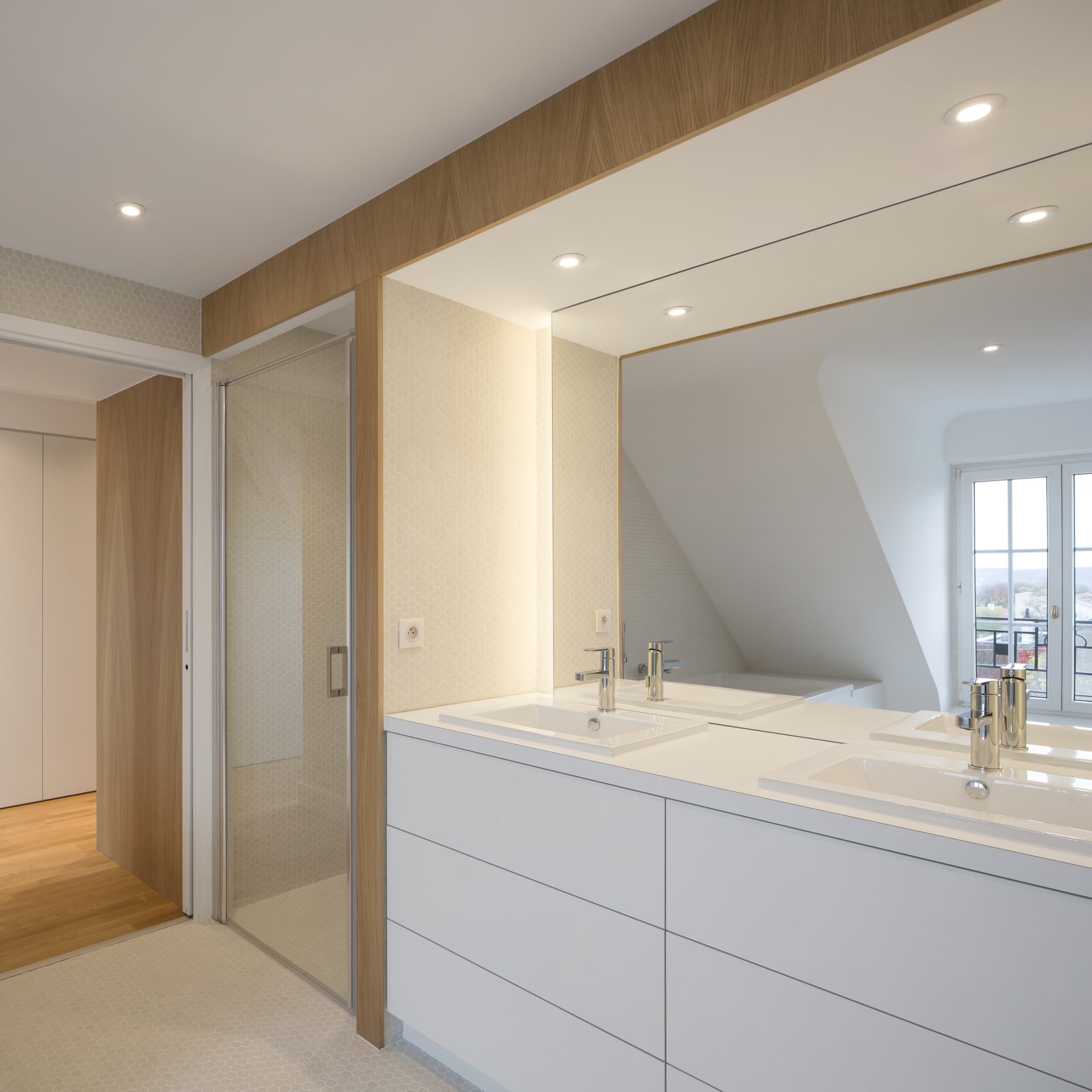 Salle de bain agencée sous combles