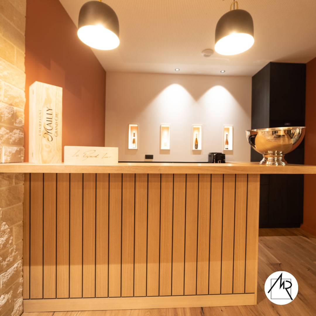 Comptoir de boutique en bois cannelé