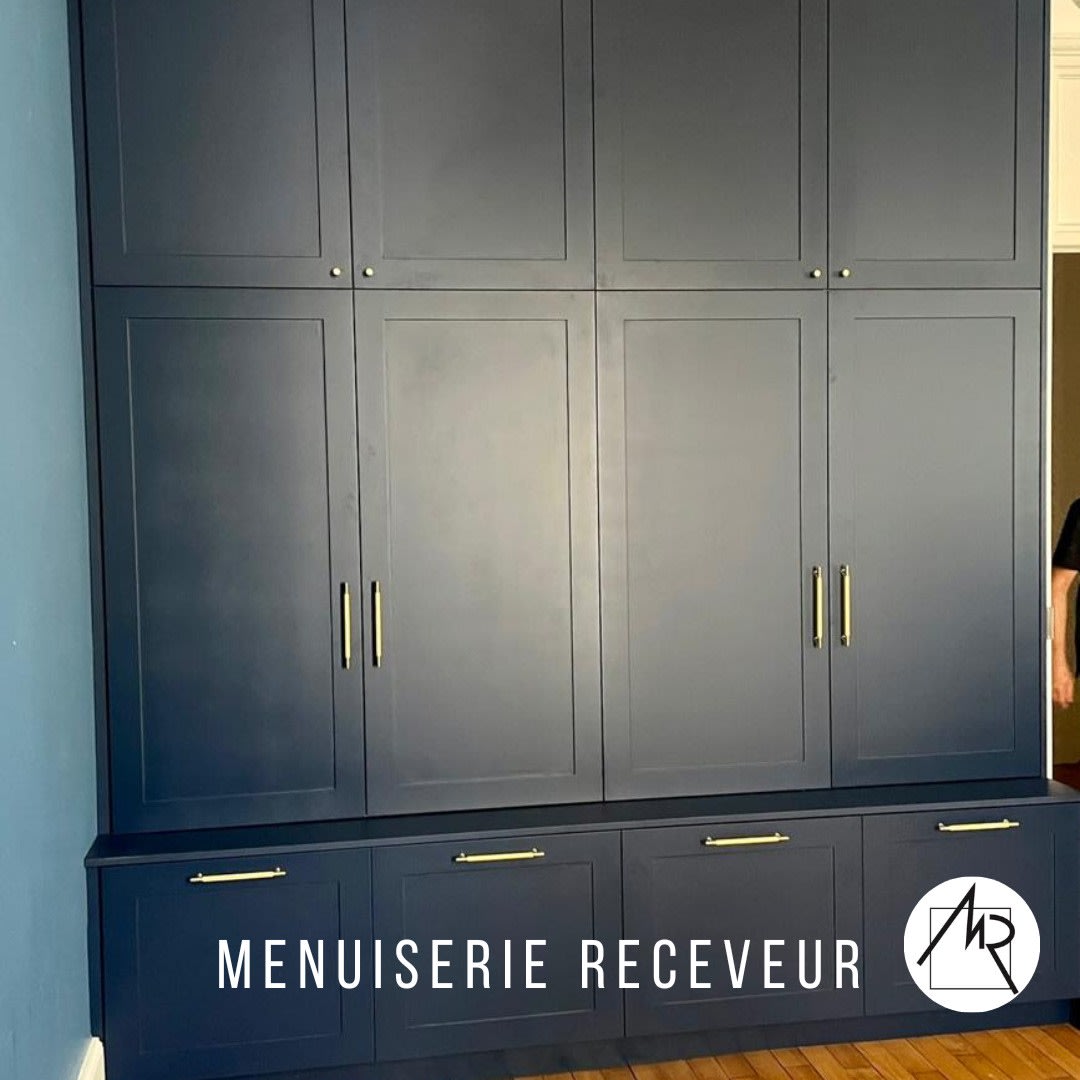 Dressing toute hauteur, façades bleu nuit
