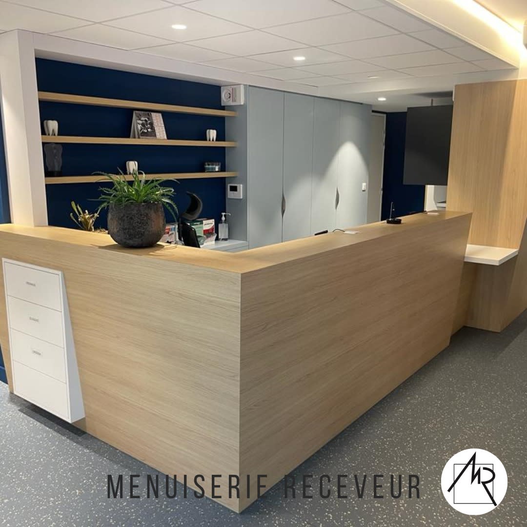 Banque d'accueil en bois clair