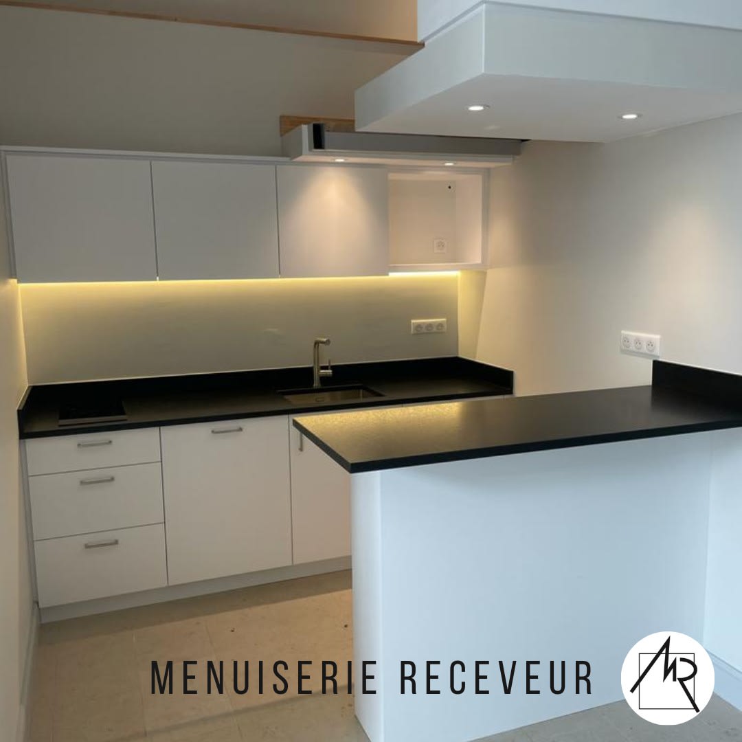 Cuisine laquée blanche, plan de travail noir
