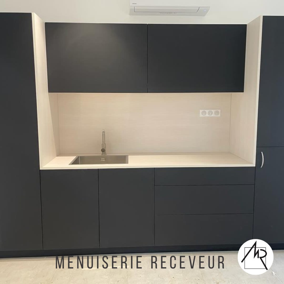 Cuisine anthracite, niche évier encadrée