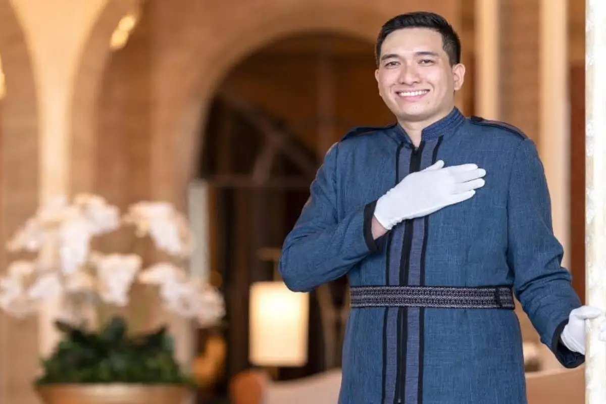 Nustar hotel staff welcoming a guest