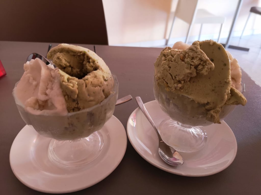 Granita siciliana al gusto di pistacchio e di mandorla.